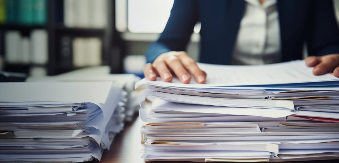 Stos dokumentów prawnych.